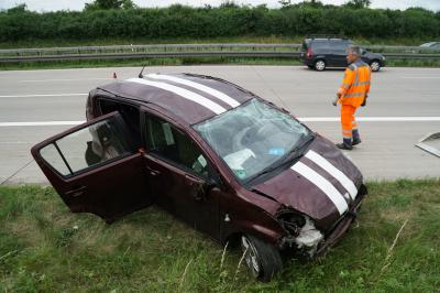 PKW kommt von der Fahrbahn ab und ueberschlaegt sich auf der A8 kurz nach Wendlingen